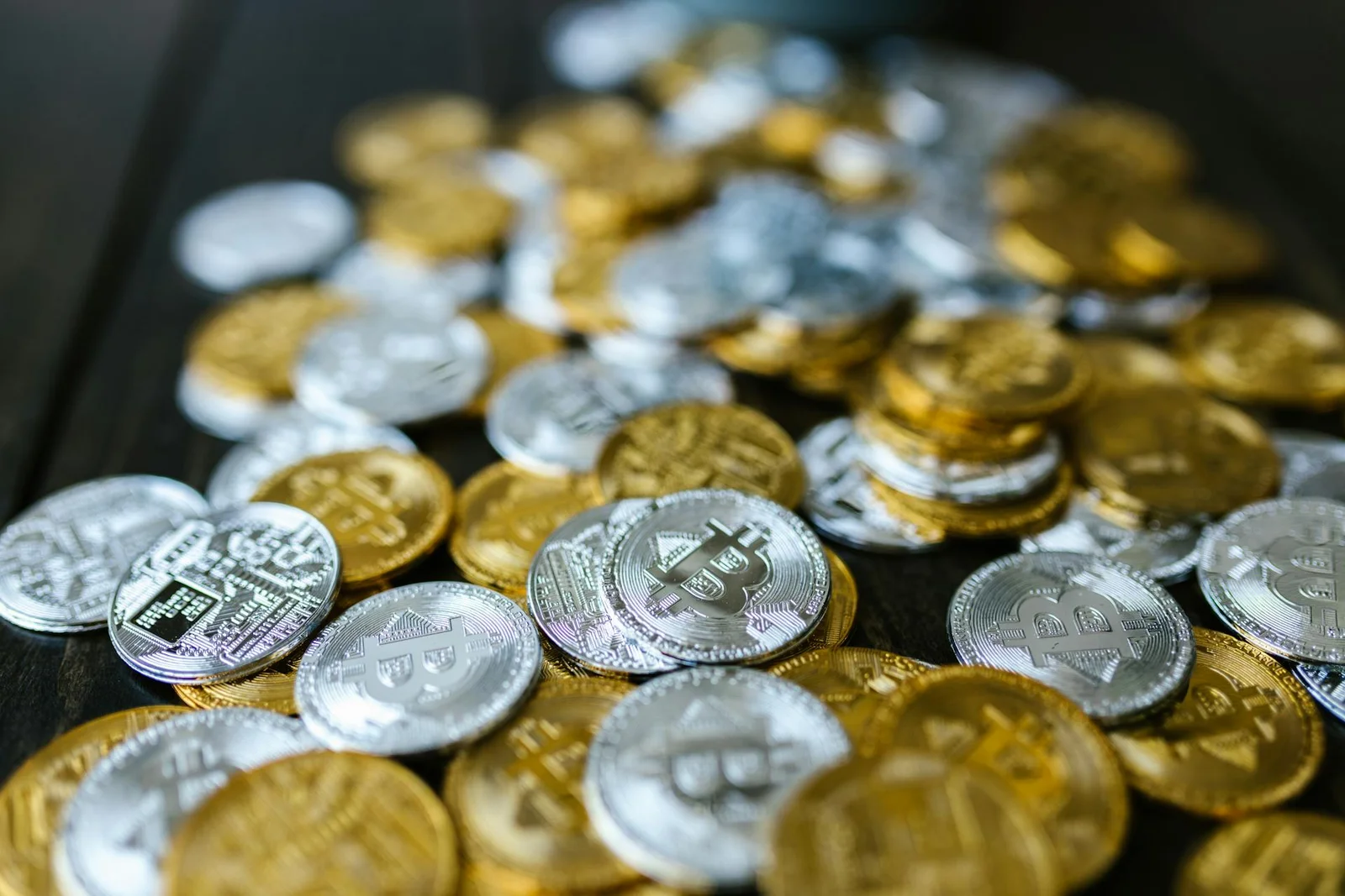 15-Week Rally Ends: Investors Exit BTC and Turn to ADA, SOL, XRP, ETH
